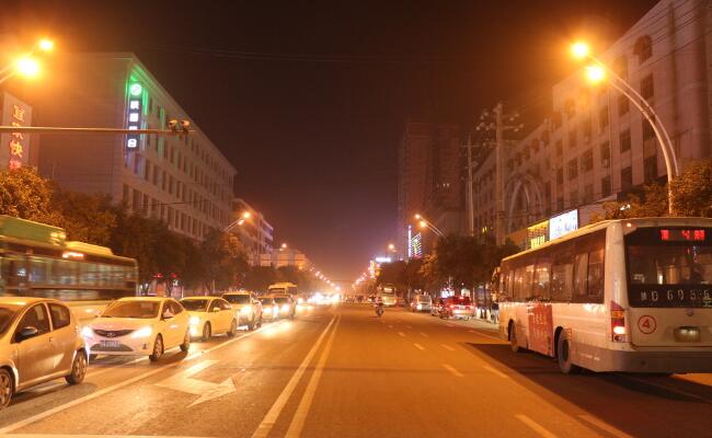 城市道路照明效果夜景图